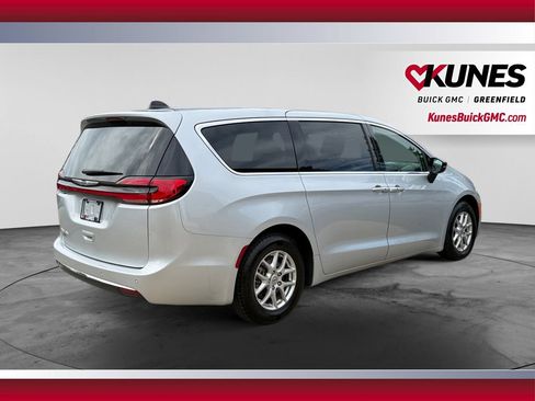 Used 2024 Chrysler Pacifica Touring-L FWD image 10