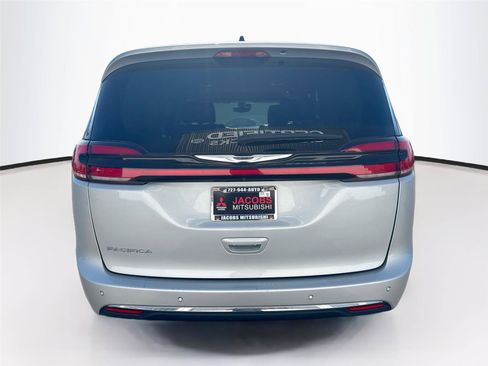 Used 2024 Chrysler Pacifica Touring-L FWD image 4