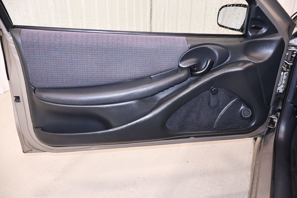 Used 2002 Pontiac Sunfire SE w/ Sun & Sound Pkg FWD image 10