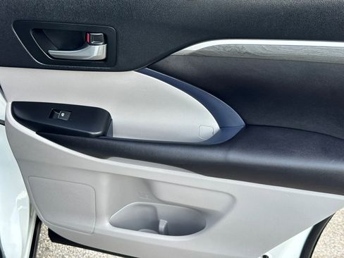Used 2019 Toyota Highlander Limited FWD image 27