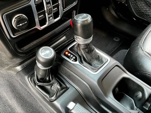 Used 2019 Jeep Wrangler Unlimited Sahara w/ Dual Top Group AWD/4WD image 18