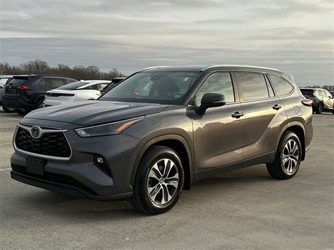 Used 2024 Toyota Highlander XLE image 2