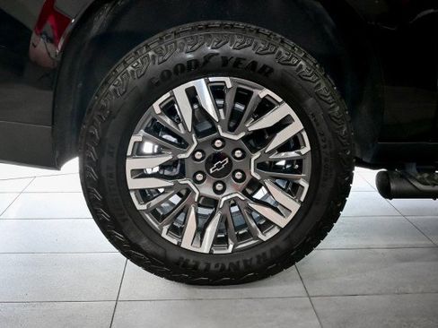 Used 2025 Chevrolet Suburban Z71 AWD/4WD image 45