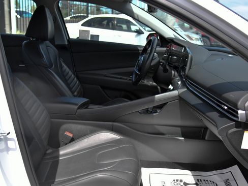Used 2025 Hyundai Elantra Limited image 48