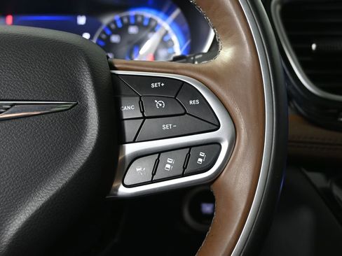 Used 2017 Chrysler Pacifica Limited FWD image 41