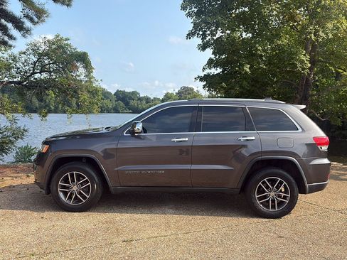 Used 2018 Jeep Grand Cherokee Limited AWD/4WD image 10