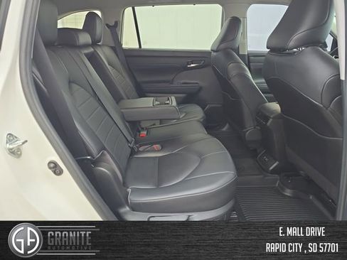 Used 2021 Toyota Highlander XLE image 38