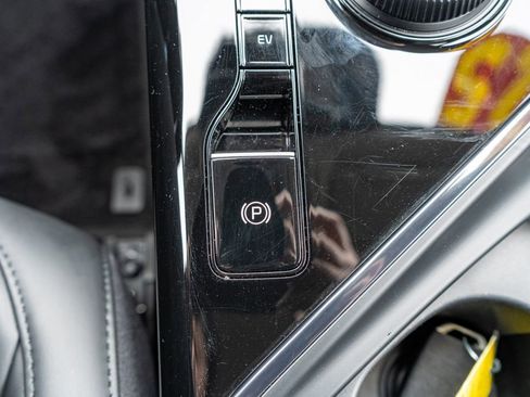 Used 2025 Kia Niro EX w/ EX Cold Weather Package image 32