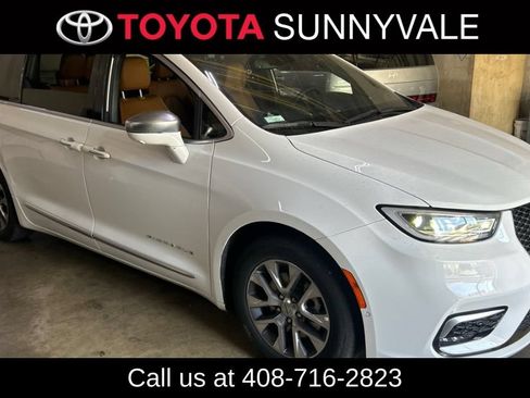 Used 2022 Chrysler Pacifica Pinnacle FWD image 1