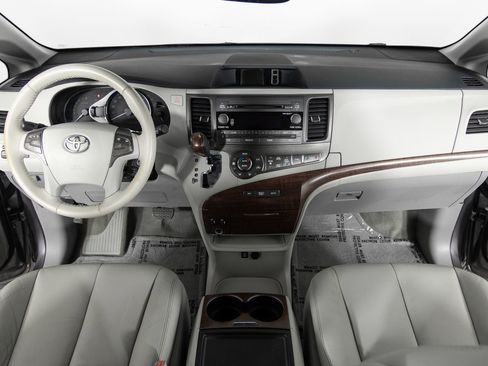Used 2013 Toyota Sienna XLE image 35