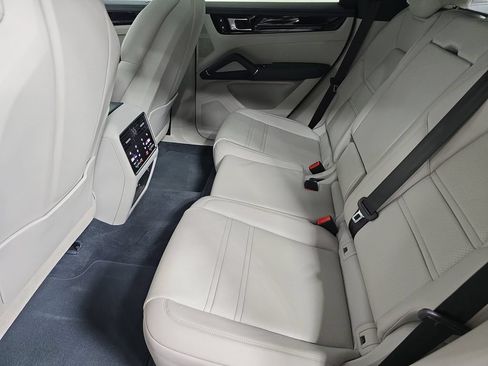 Certified 2023 Porsche Cayenne Coupe AWD/4WD image 24