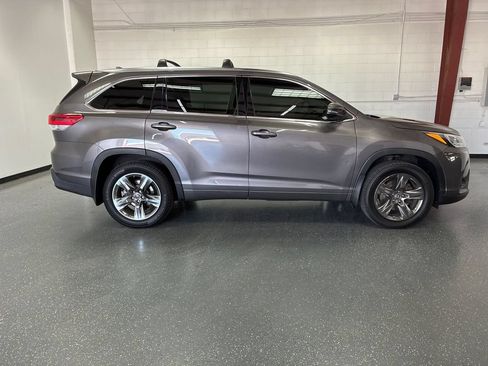 Used 2017 Toyota Highlander Limited Platinum AWD/4WD image 3