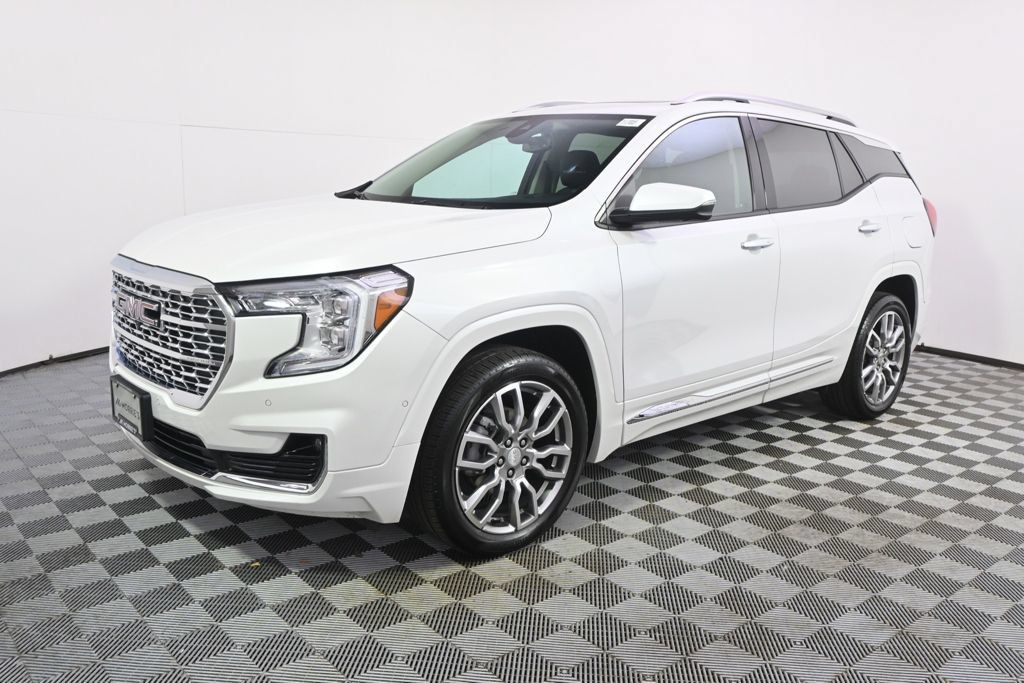 Used 2023 GMC Terrain Denali w/ Denali Premium Package AWD/4WD image 2
