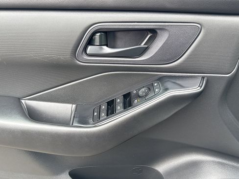 Used 2024 Nissan Rogue S image 12