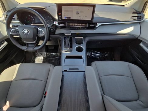 Used 2025 Toyota Sienna XLE FWD image 12