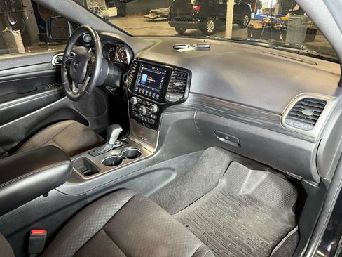 Used 2019 Jeep Grand Cherokee Laredo w/ 18" Wheel & 8.4" Radio Group AWD/4WD image 18