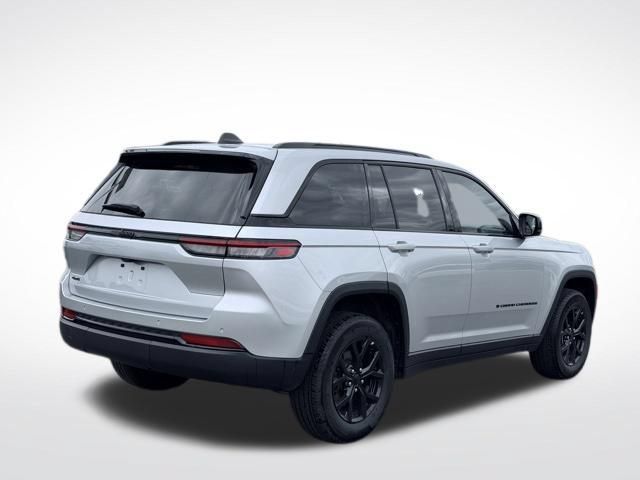 Used 2025 Jeep Grand Cherokee Altitude AWD/4WD image 6
