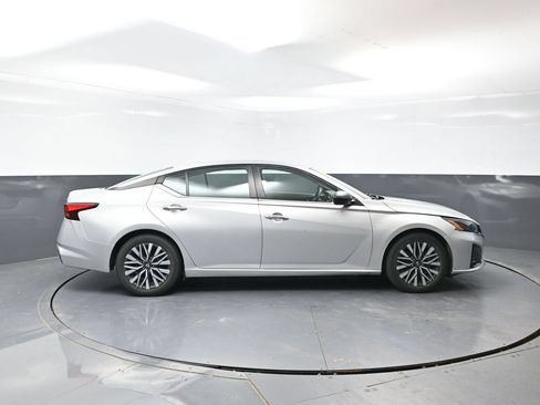 Used 2024 Nissan Altima 2.5 SV FWD image 3