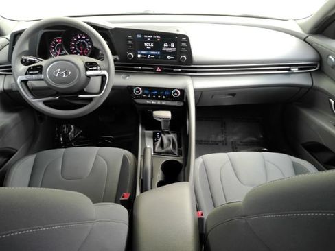 Used 2022 Hyundai Elantra SEL FWD image 3