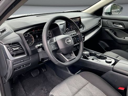 Used 2025 Nissan Rogue SV AWD/4WD image 18