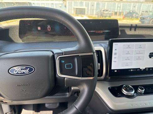 Used 2025 Ford Expedition Active AWD/4WD image 16