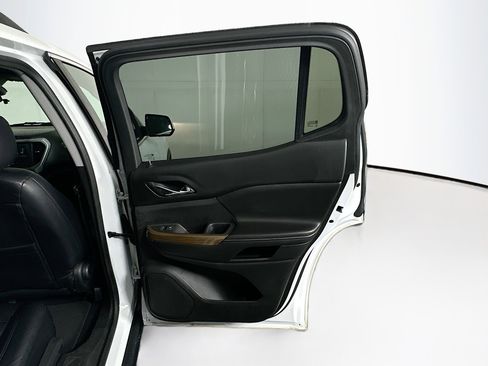 Used 2018 GMC Acadia SLE image 30