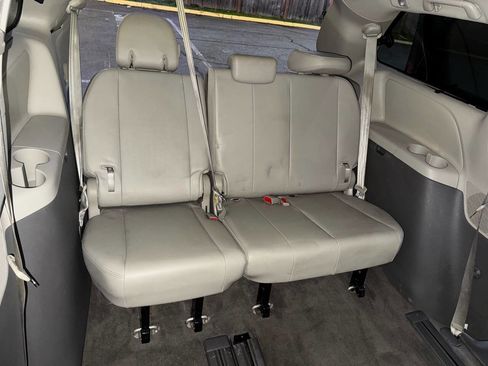 Used 2014 Toyota Sienna XLE image 13