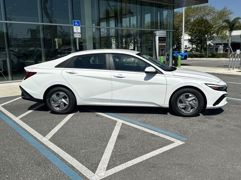 New 2026 Hyundai Elantra SE FWD image 6