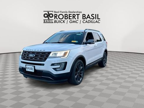 Used 2017 Ford Explorer XLT w/ Equipment Group 202A AWD/4WD image 4