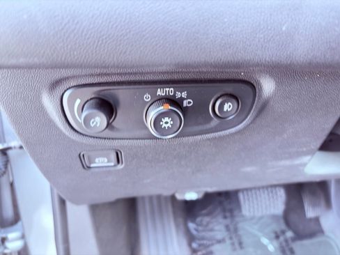 Used 2024 GMC Terrain SLT image 20