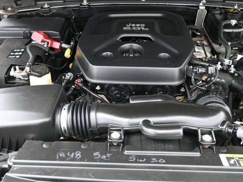 Used 2020 Jeep Wrangler Unlimited Sahara AWD/4WD image 25