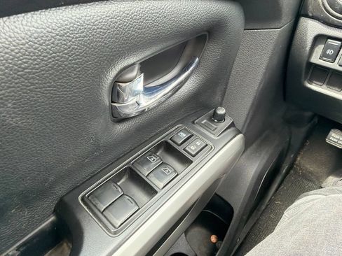Used 2017 Nissan Titan SV RWD image 15