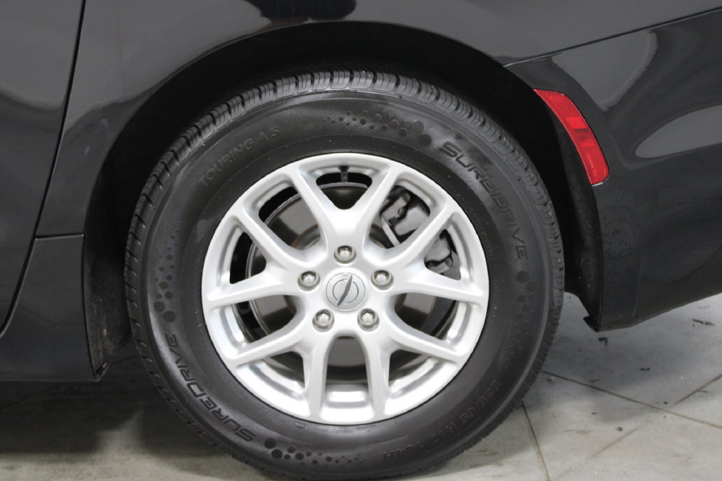 Used 2025 Chrysler Pacifica Select FWD image 17