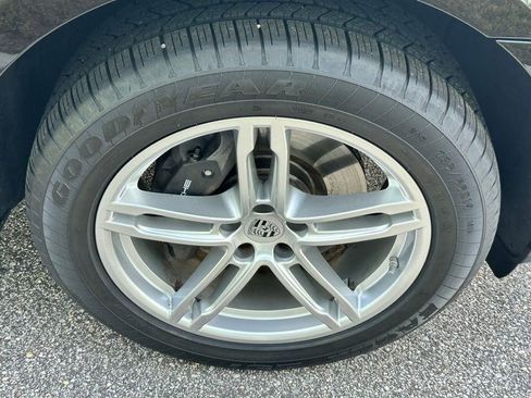 Used 2025 Porsche Macan AWD/4WD image 27