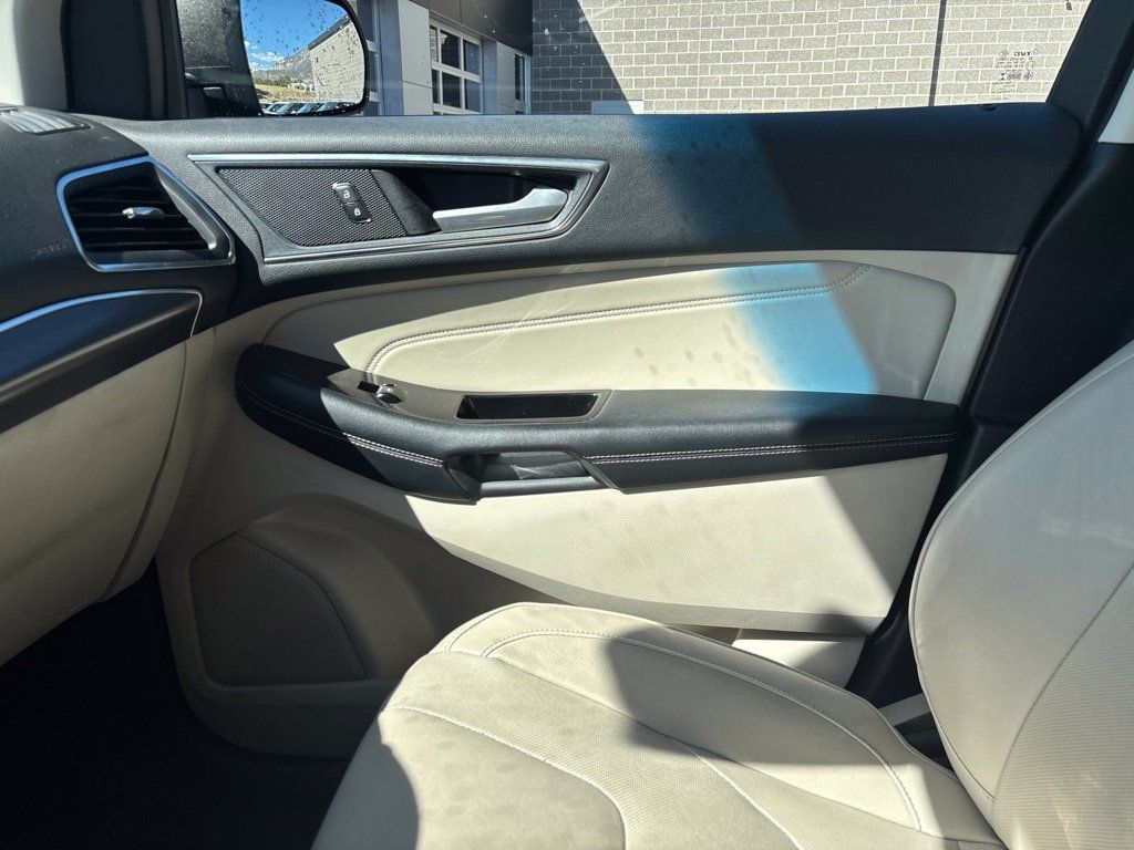 Used 2018 Ford Edge Titanium w/ Equipment Group 302A AWD/4WD image 10