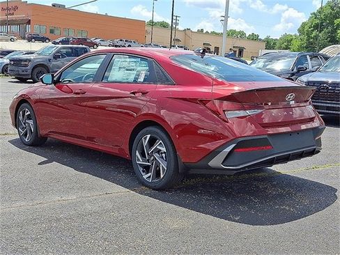 New 2025 Hyundai Elantra SEL image 3