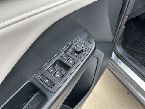 Certified 2025 Volkswagen Taos SE image 14