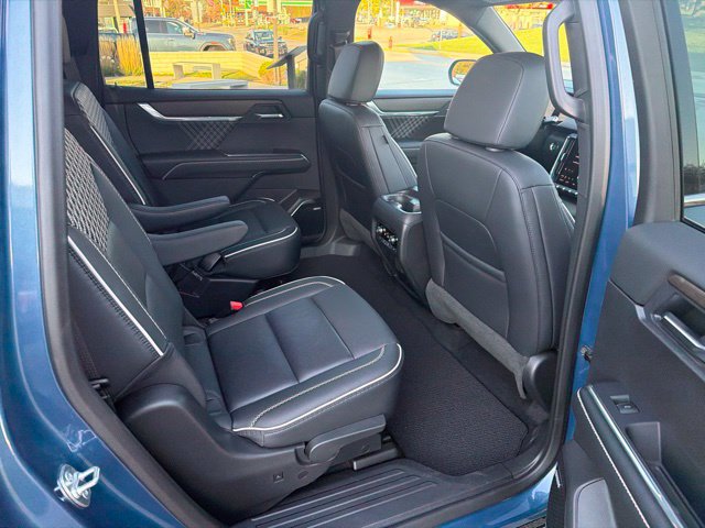 Used 2025 GMC Acadia Denali AWD/4WD image 12