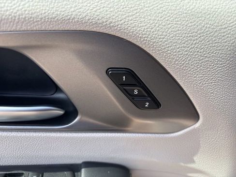 Used 2023 Chrysler Pacifica Touring-L FWD image 11
