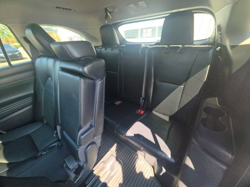 Used 2022 Toyota Highlander XLE AWD/4WD image 28