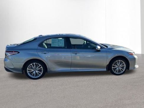 Used 2020 Toyota Camry XLE image 6