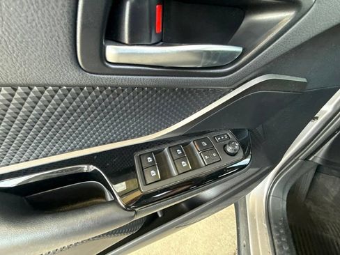 Used 2019 Toyota C-HR XLE FWD image 22