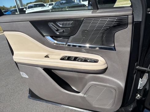 Used 2022 Lincoln Corsair Reserve w/ Equipment Group 201A image 21