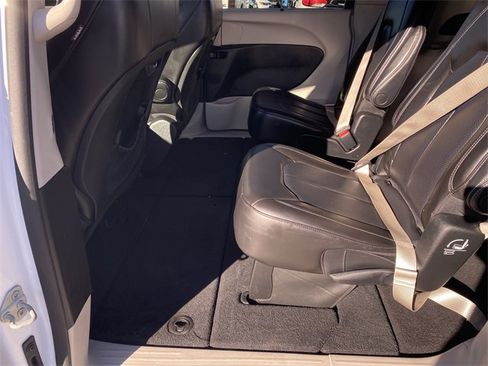 Used 2023 Chrysler Pacifica Touring-L image 26