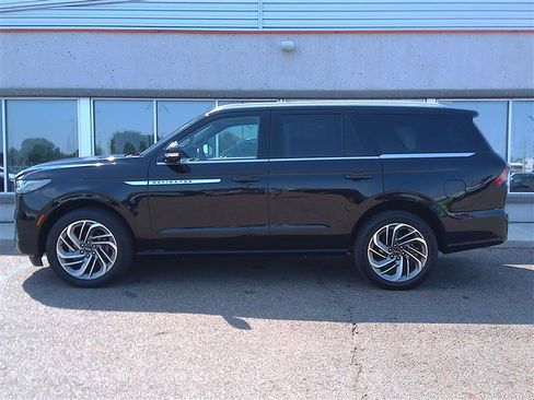 Used 2025 Lincoln Navigator Reserve AWD/4WD image 2