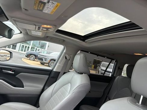 Used 2021 Toyota Highlander XLE AWD/4WD image 18
