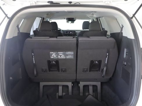 Used 2024 Kia Carnival LX FWD image 16