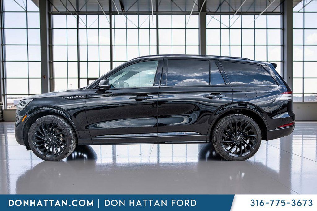 Used 2023 Lincoln Aviator Reserve w/ Equipment Group 201A AWD/4WD image 2