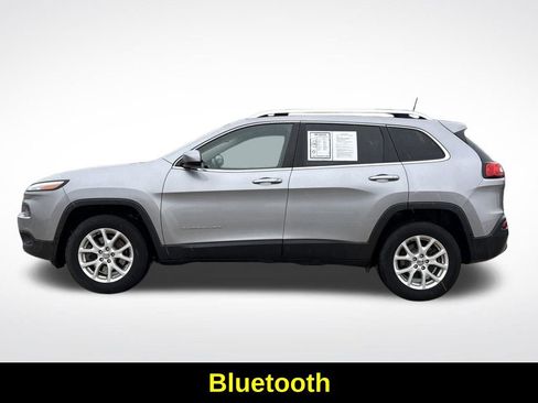 Used 2018 Jeep Cherokee Latitude w/ Cold Weather Group image 2