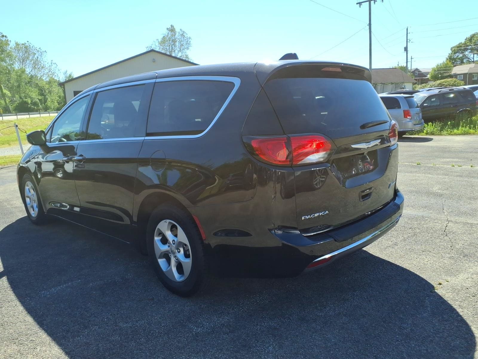 Used 2018 Chrysler Pacifica Touring Plus FWD image 3